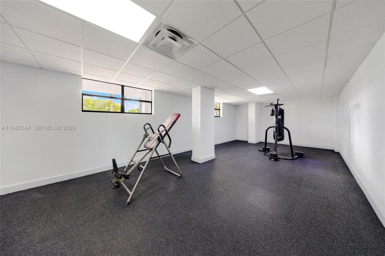 600 Parkview Dr, Unit 1114, Hallandale Beach, FL 33009 Photo