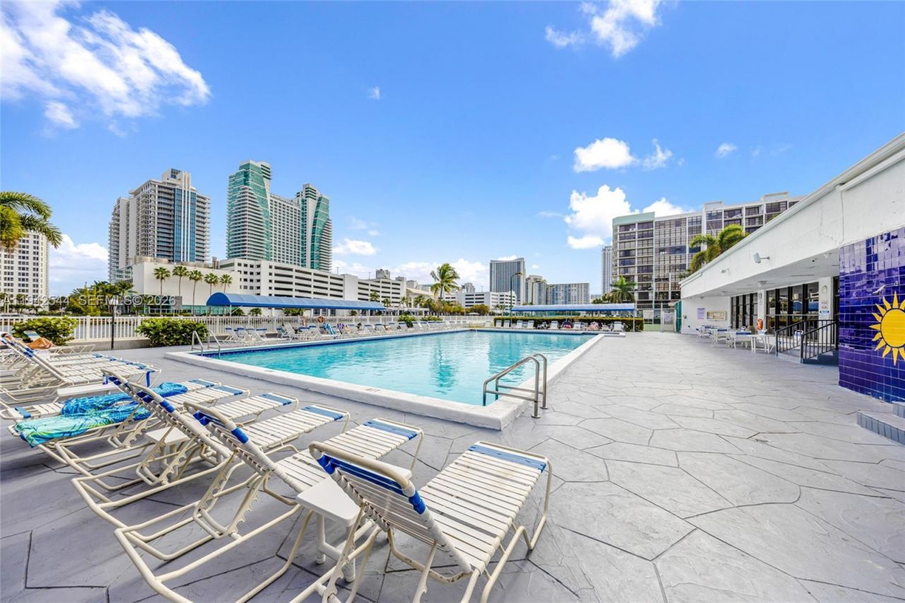 600 Parkview Dr, Unit 1114, Hallandale Beach, FL 33009 Photo