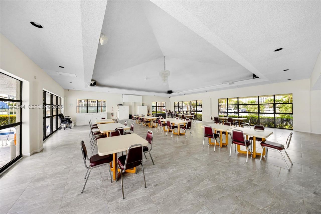 600 Parkview Dr, Unit 1114, Hallandale Beach, FL 33009 Photo