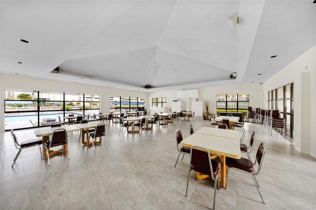 600 Parkview Dr, Unit 1114, Hallandale Beach, FL 33009 Photo