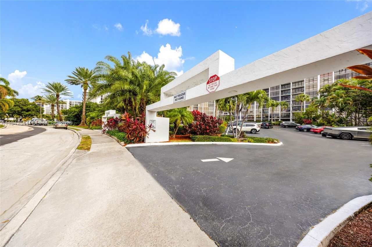 600 Parkview Dr, Unit 1114, Hallandale Beach, FL 33009 Photo