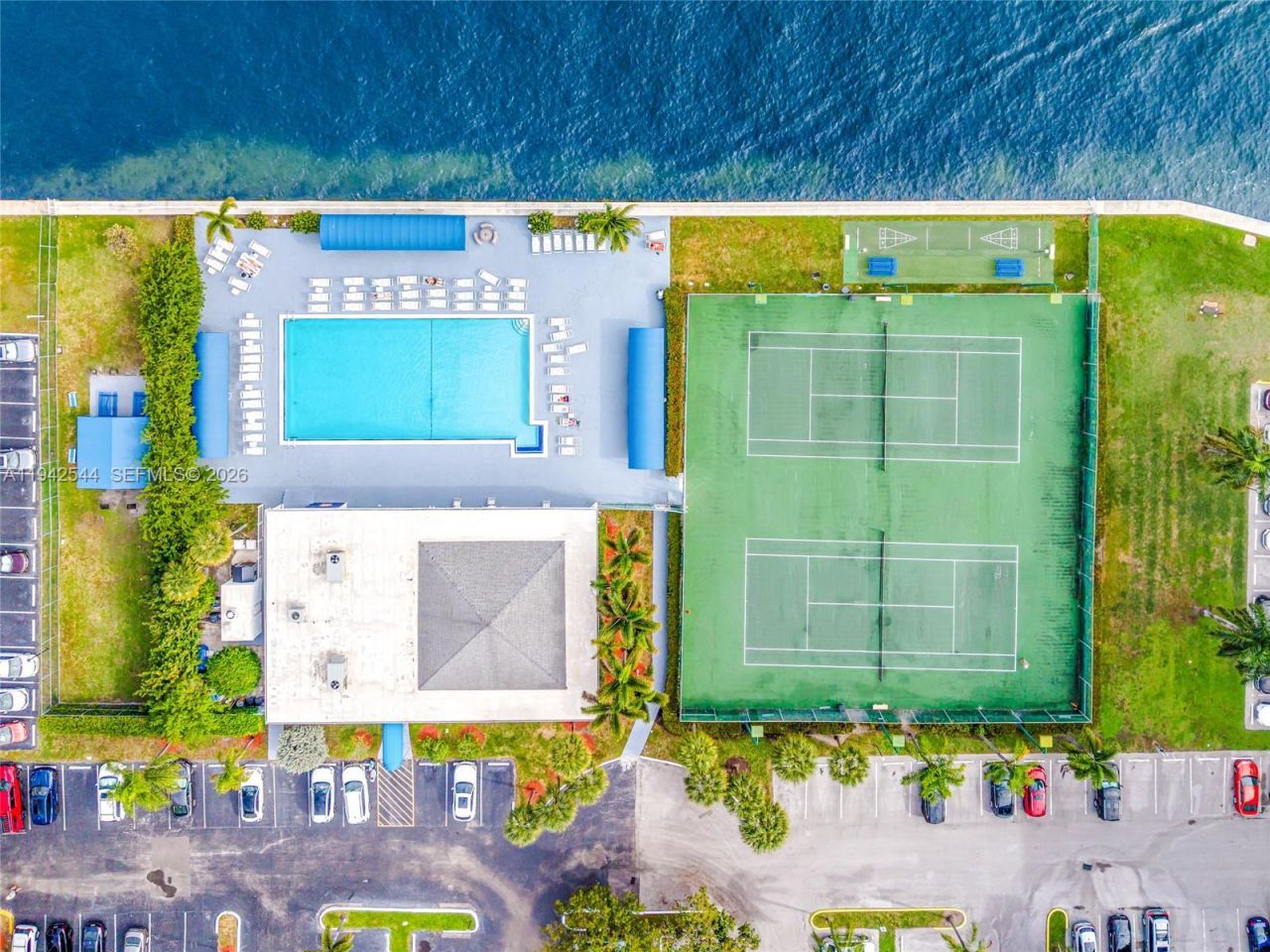 600 Parkview Dr, Unit 1114, Hallandale Beach, FL 33009 Photo