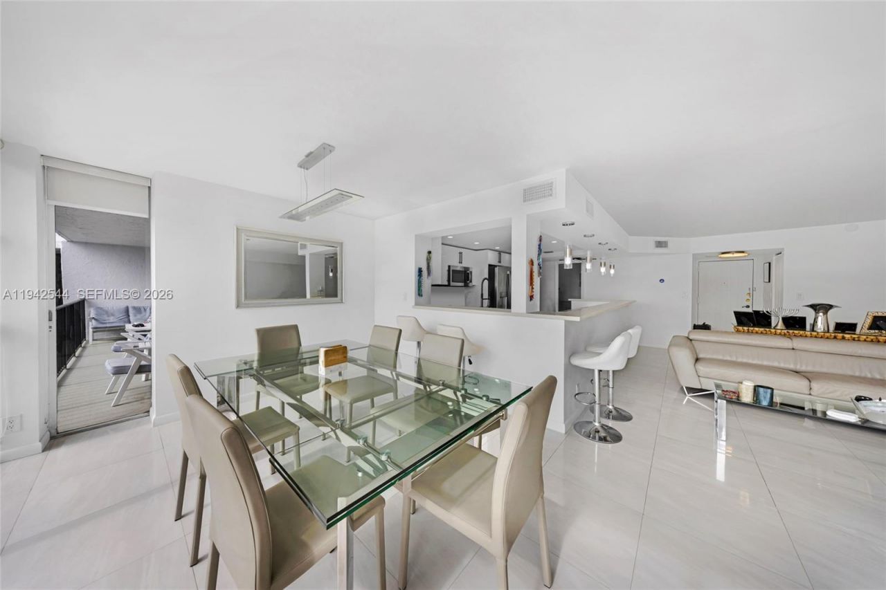 600 Parkview Dr, Unit 1114, Hallandale Beach, FL 33009 Photo