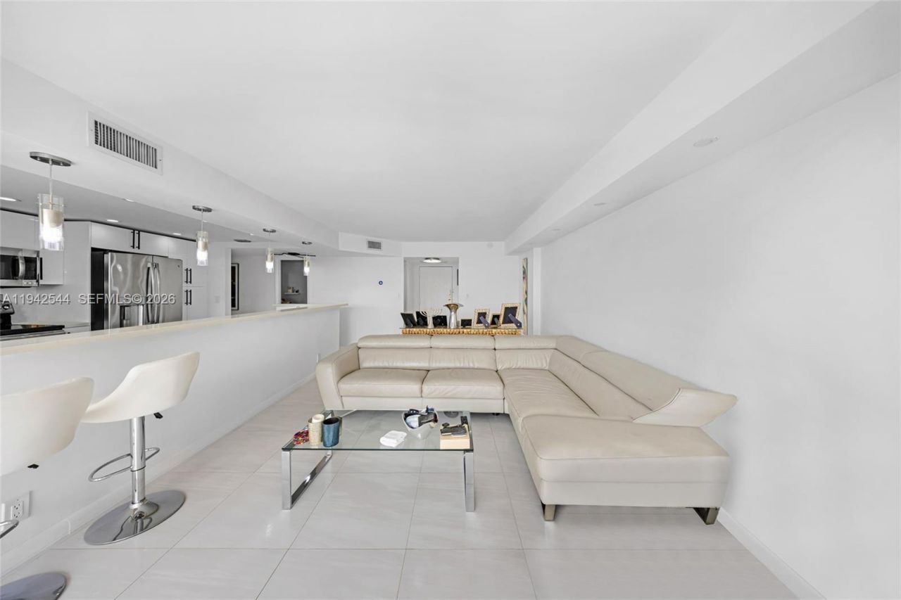 600 Parkview Dr, Unit 1114, Hallandale Beach, FL 33009 Photo