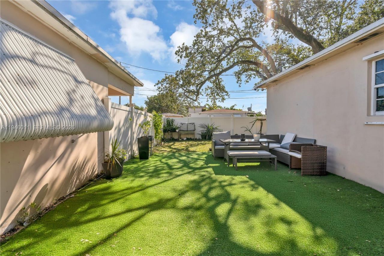 709 SW 7th Ave, Unit A&B, Hallandale Beach, FL 33009 Photo