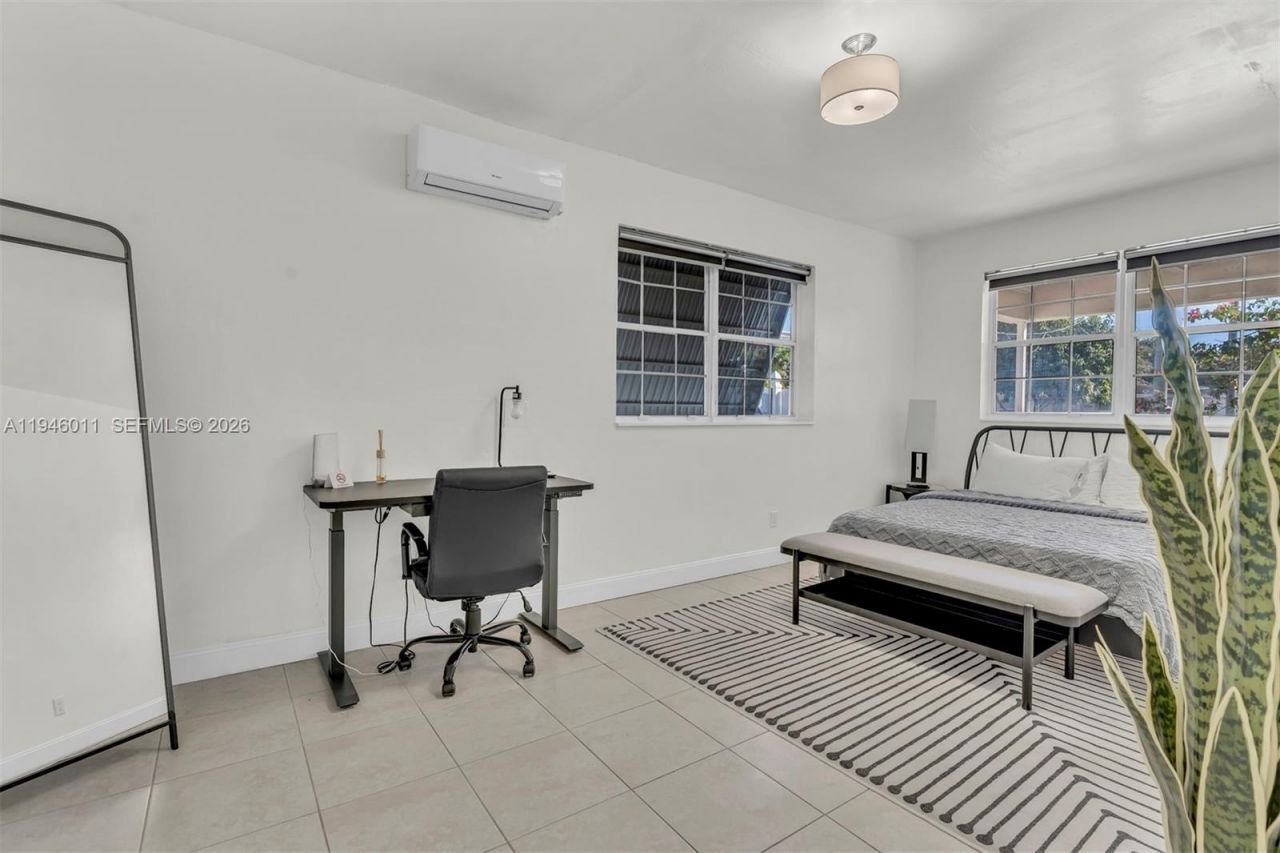 709 SW 7th Ave, Unit A&B, Hallandale Beach, FL 33009 Photo