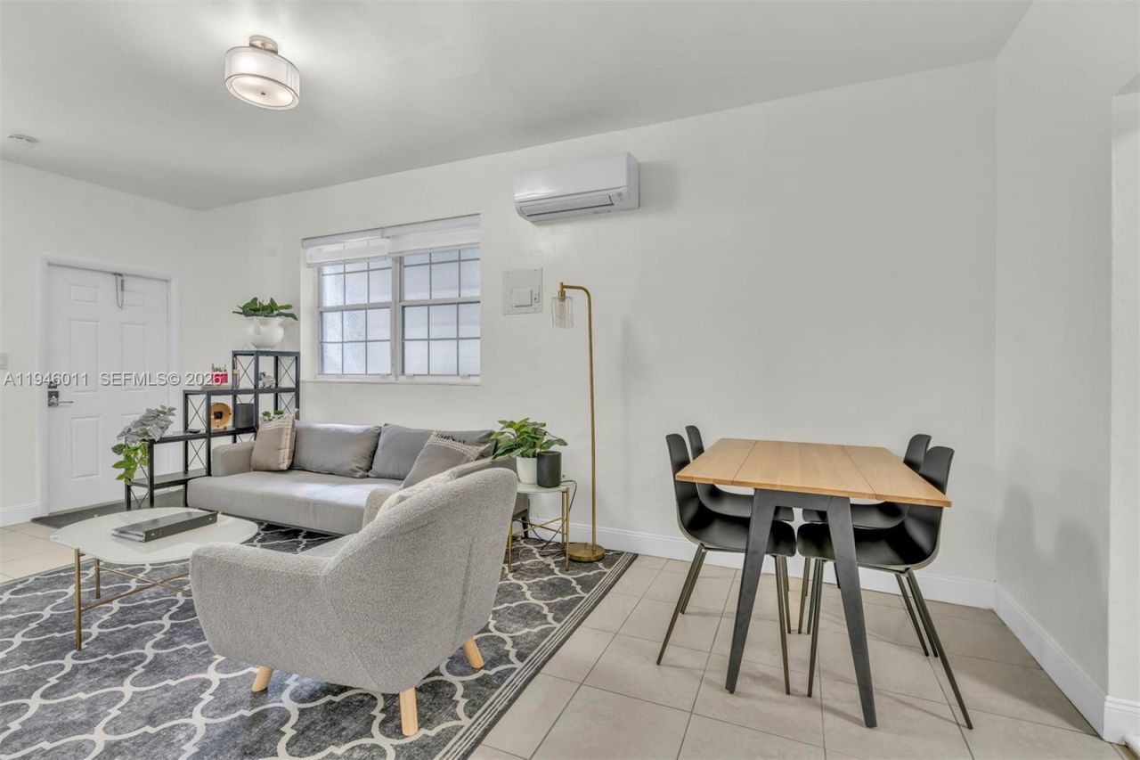 709 SW 7th Ave, Unit A&B, Hallandale Beach, FL 33009 Photo