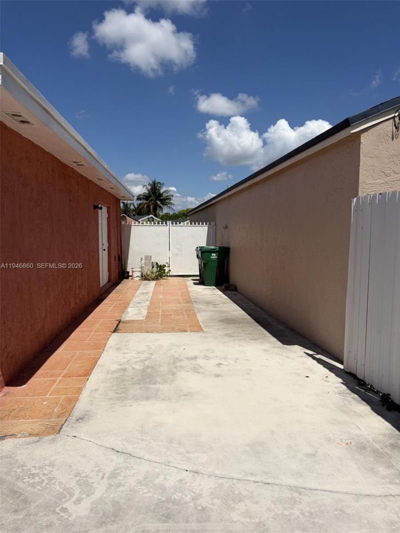 2421 SW 84th Ter, Miramar, FL 33025 Photo