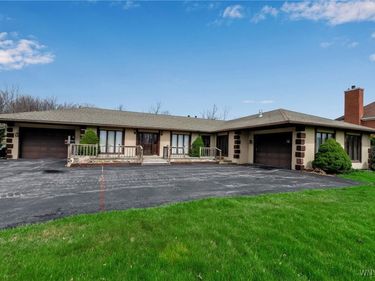 9400 Wehrle Drive , Unit right, Clarence, NY 14031