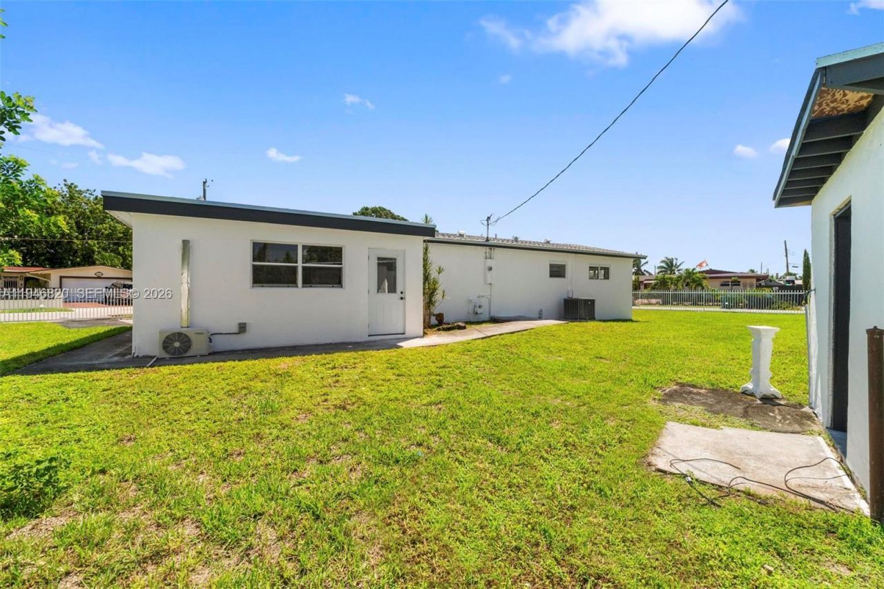 18800 NW 39th Ct, Miami Gardens, FL 33055 Photo