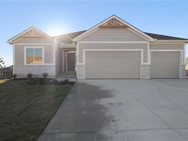2368 NE Colonnade Avenue, Blue Springs, MO 64029