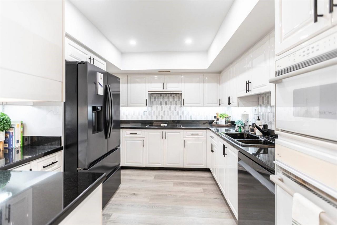 1125 W Peppertree Drive, Unit 402, Sarasota, FL 34242 Photo