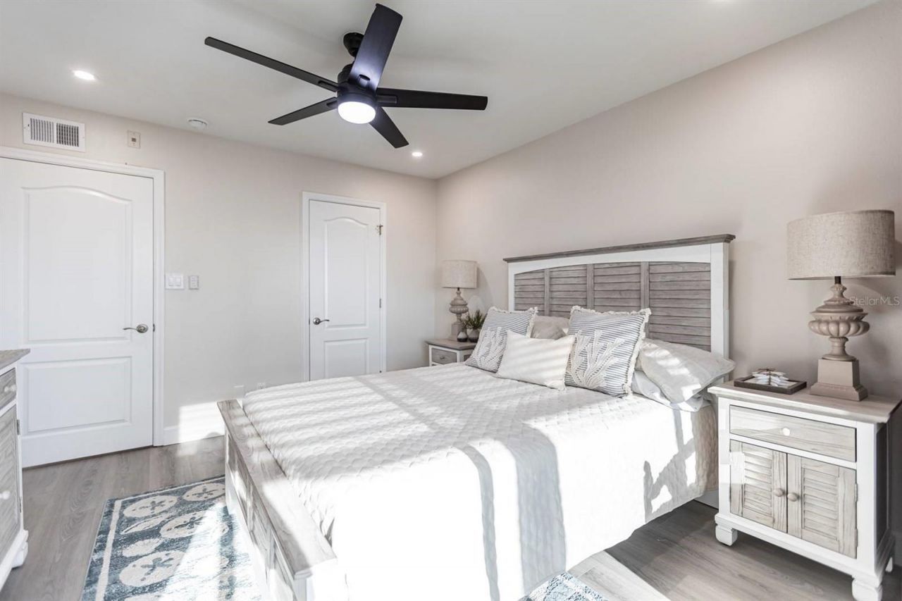 1125 W Peppertree Drive, Unit 402, Sarasota, FL 34242 Photo