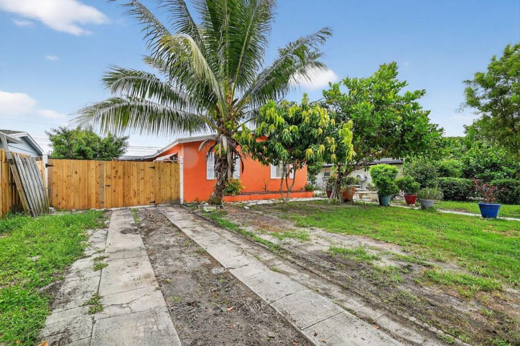 1007 Almeria Road, West Palm Beach, FL 33405 Photo