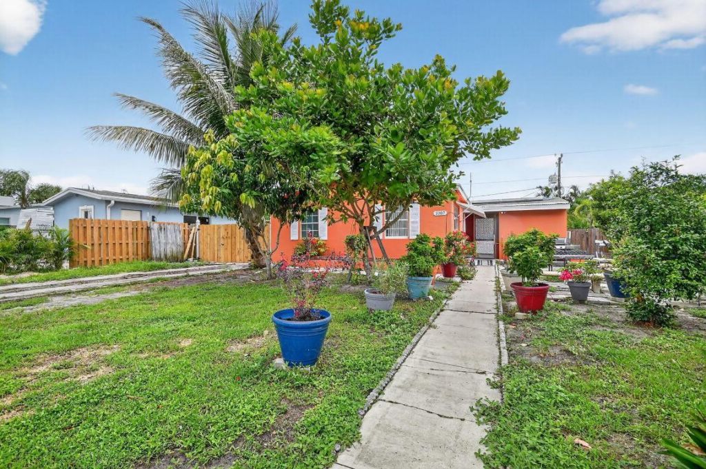 1007 Almeria Road, West Palm Beach, FL 33405 Photo