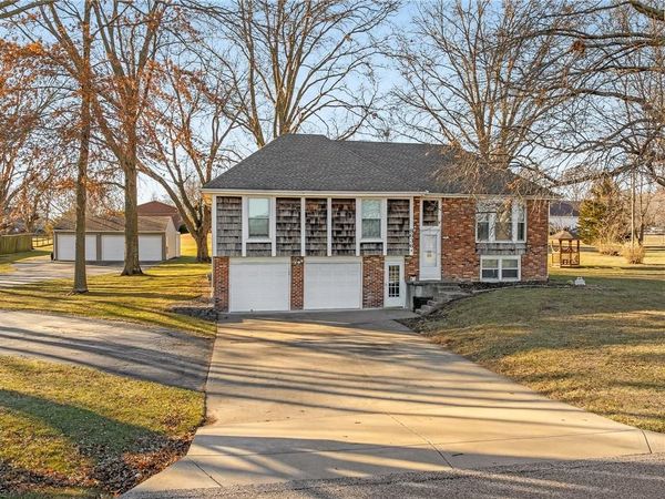 8636 Cedar Niles Road, Lenexa, KS 66227