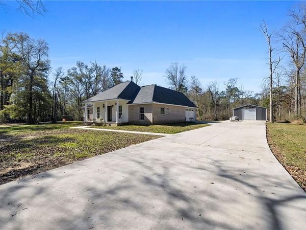 39143 WOODLAND ACRES Drive, Ponchatoula, LA 70454