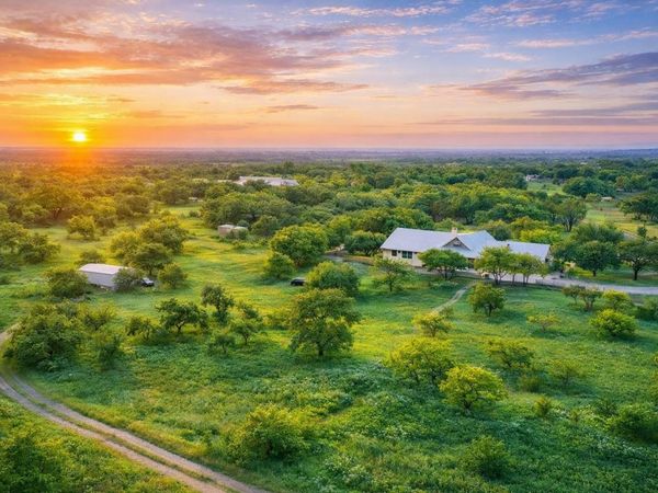 232 Crooked Oak LN, Round Mountain, TX 78663