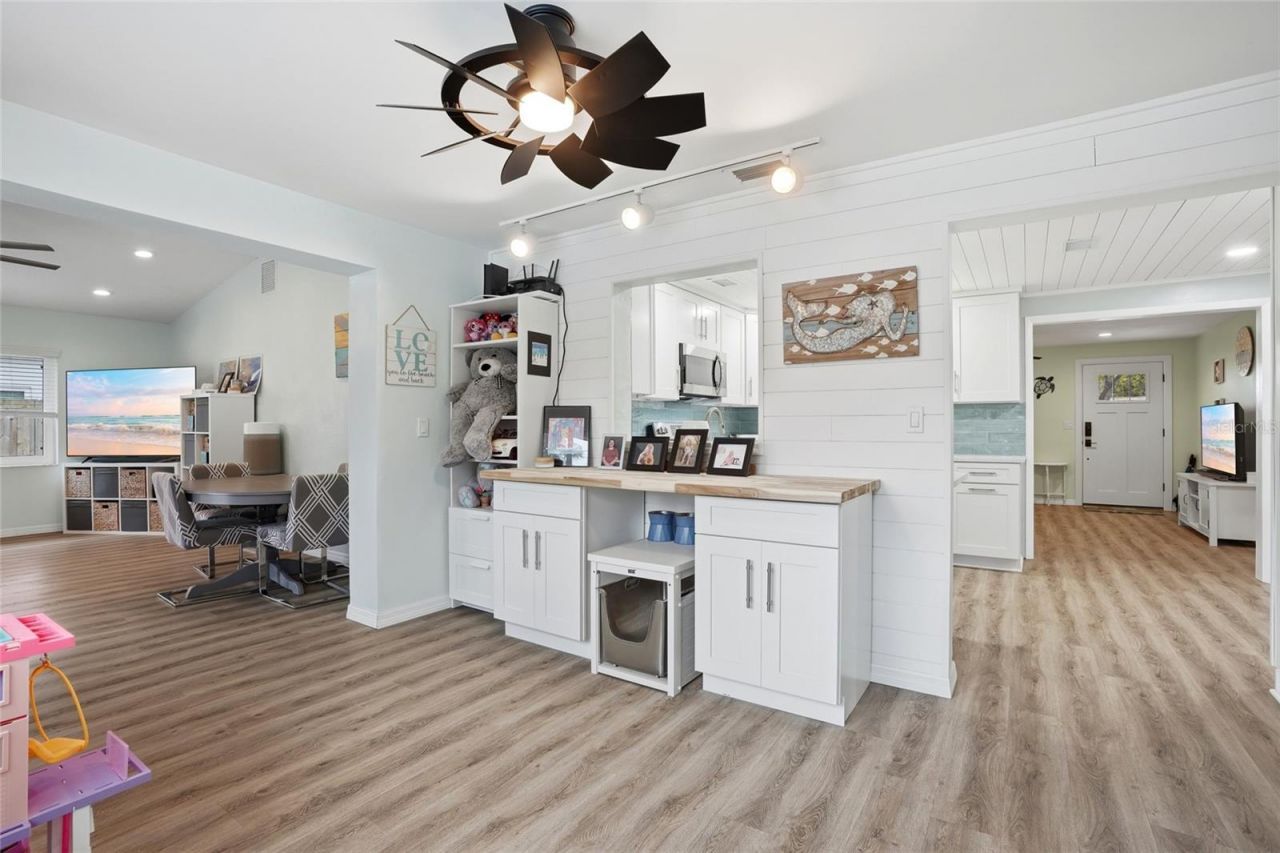 921 Deville Drive E, Largo, FL 33771 Photo