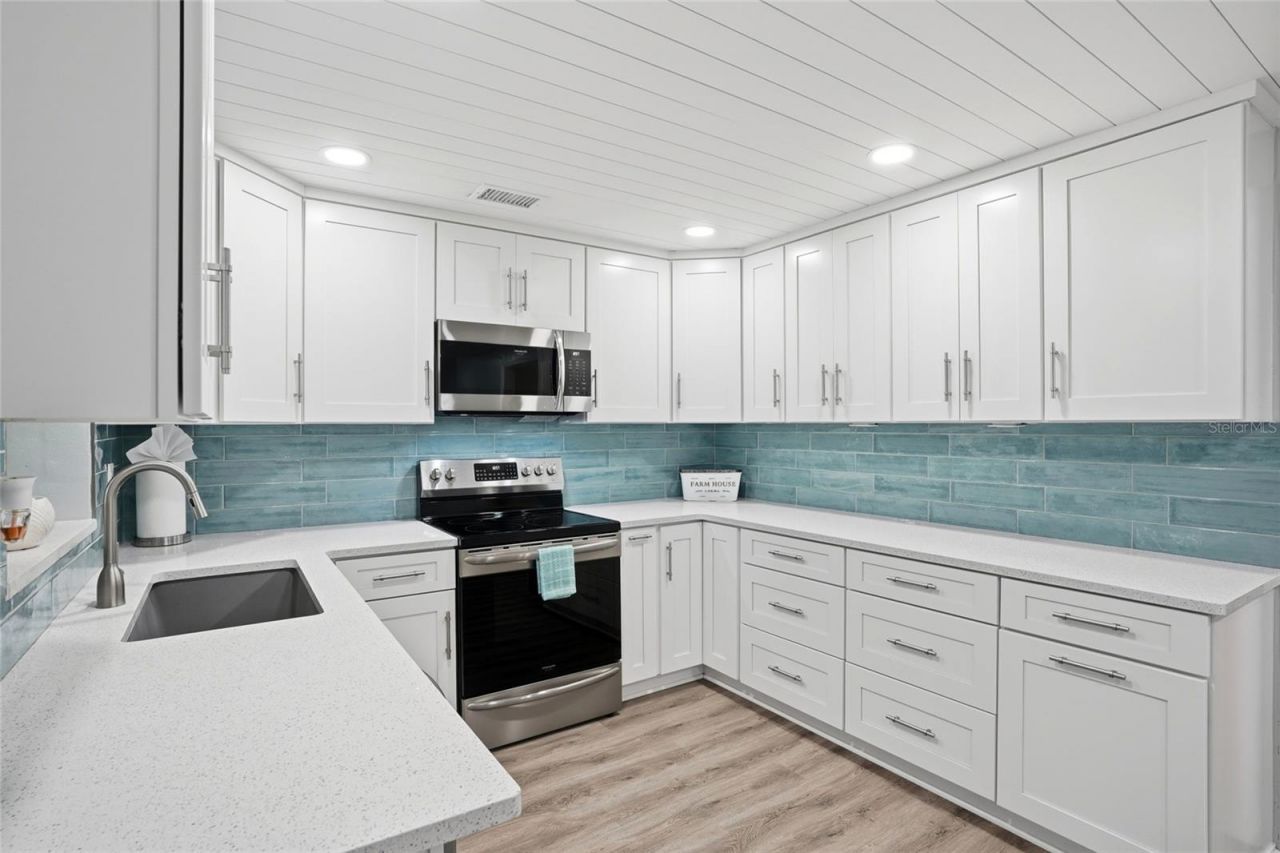 921 Deville Drive E, Largo, FL 33771 Photo