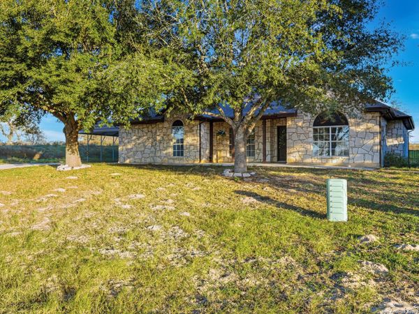 144 Las Palomas Dr, La Vernia, TX 78121