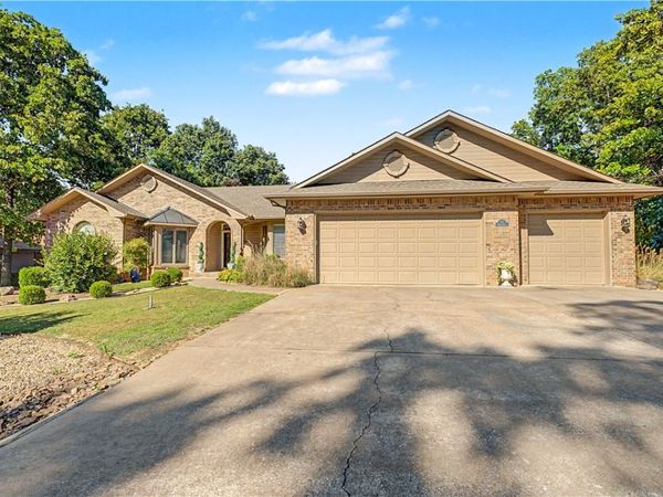 16 Monikie Drive, Bella Vista, AR 72715