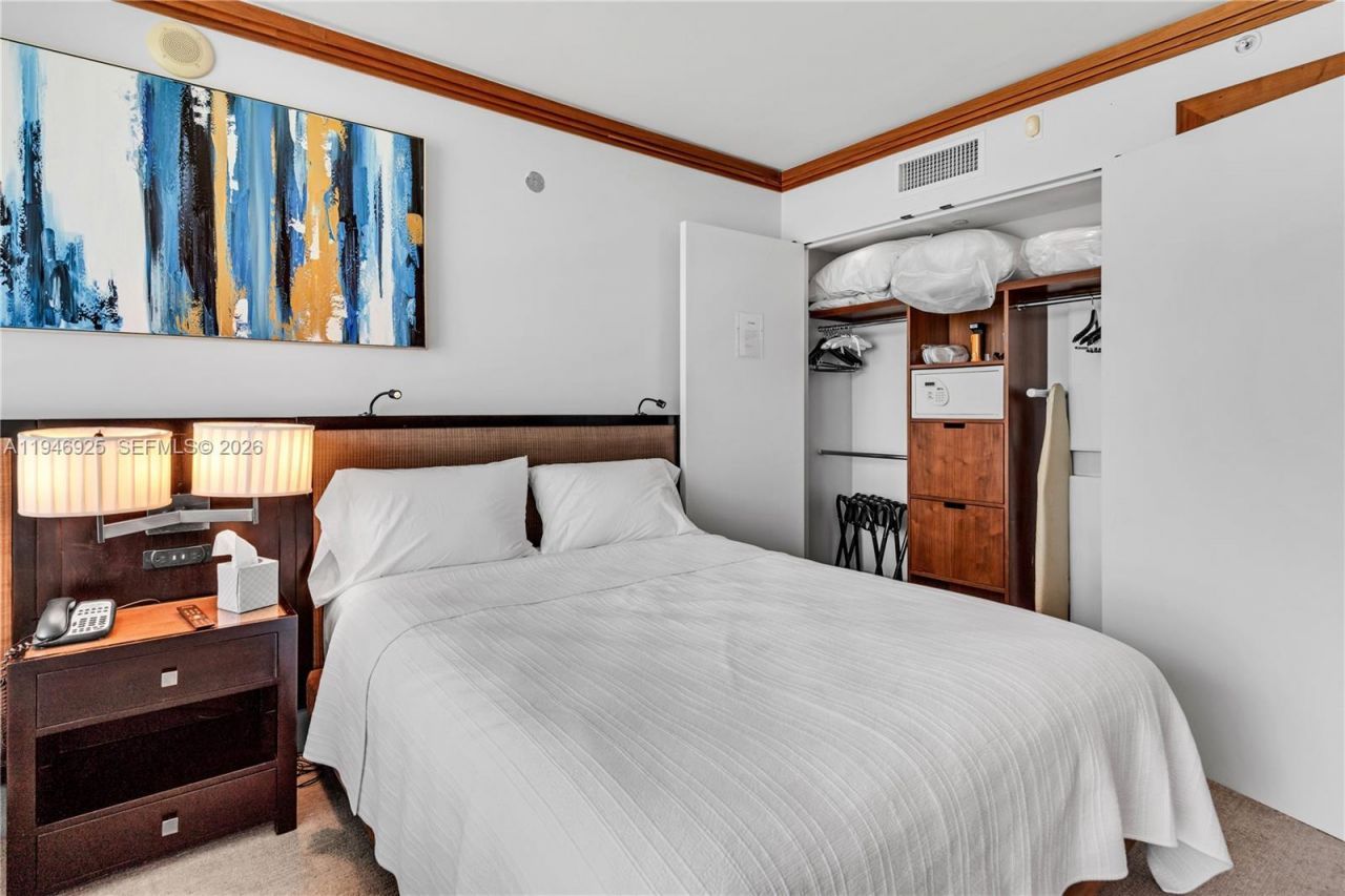 6801 Collins Ave, Unit 417 (404 D, Miami Beach, FL 33141 Photo