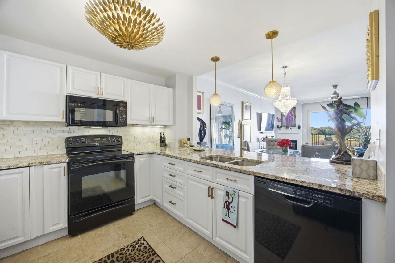 8121 Amalfi Pl. Photo 13