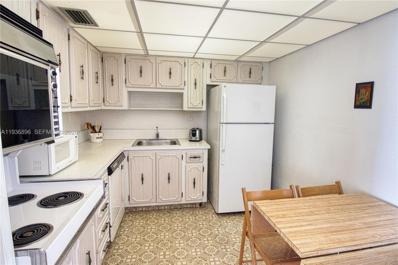 6900 Bay Dr, Unit 10K, Miami Beach, FL 33141 Photo