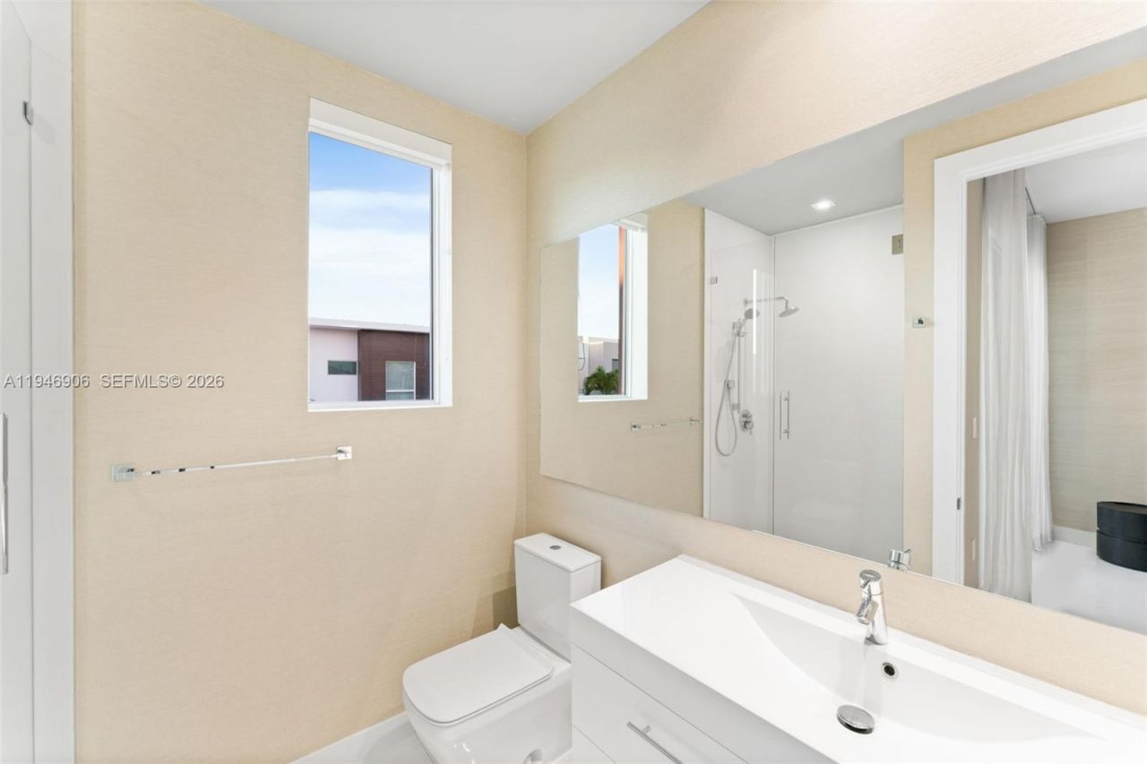 10561 NW 67th Ter, Doral, FL 33178 Photo