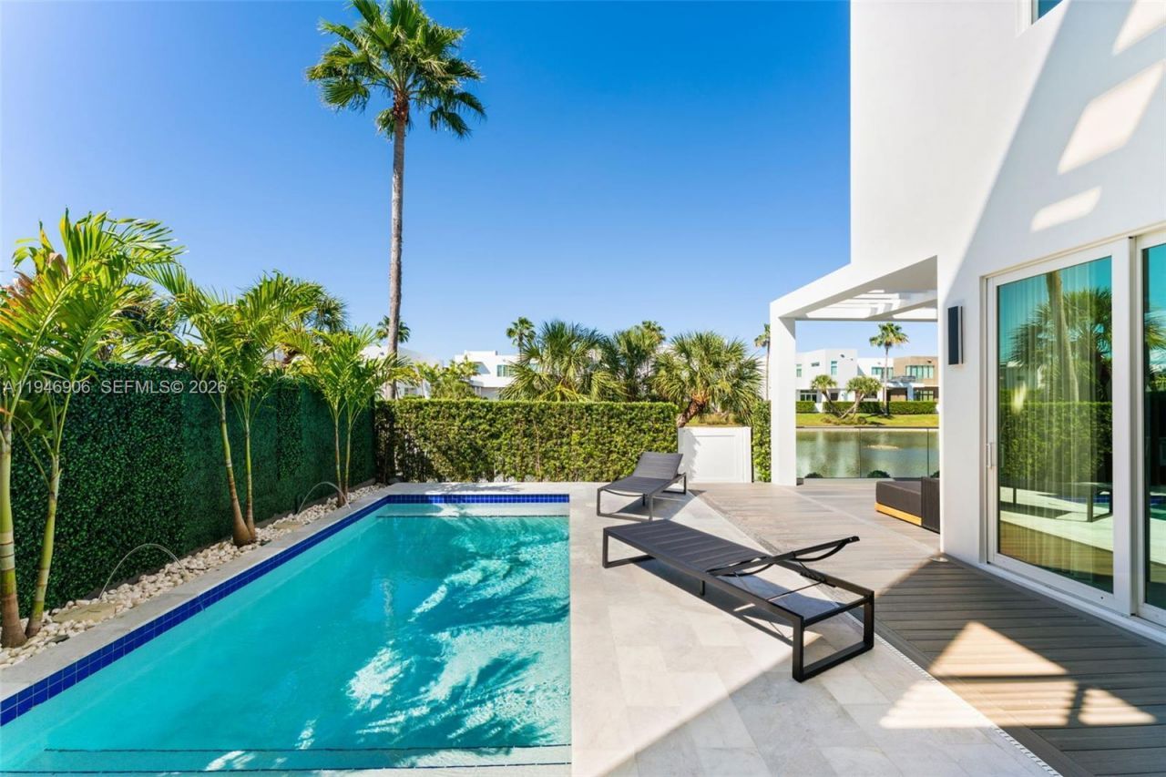 10561 NW 67th Ter, Doral, FL 33178 Photo