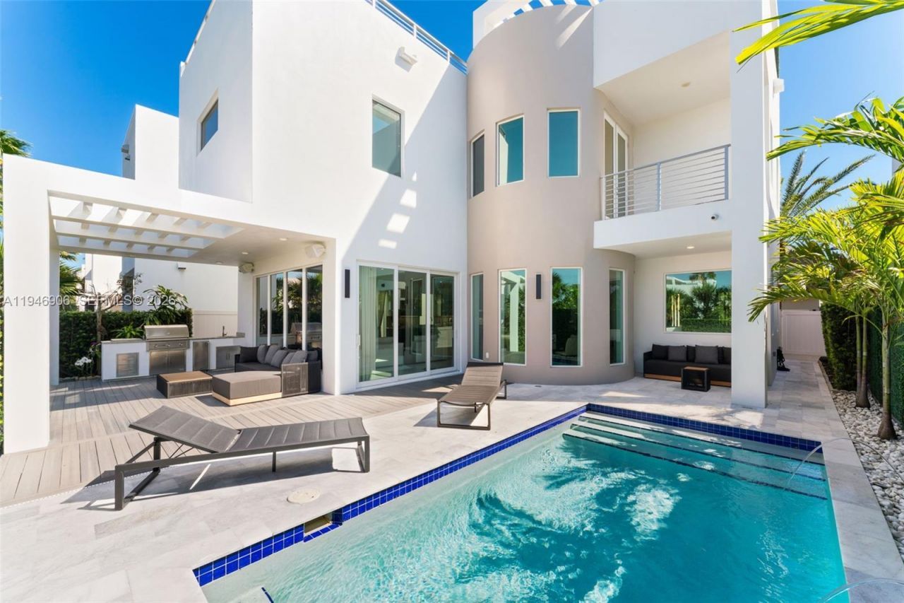 10561 NW 67th Ter, Doral, FL 33178 Photo