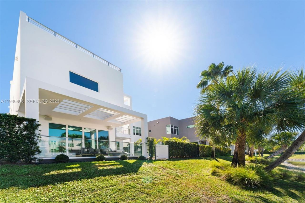 10561 NW 67th Ter, Doral, FL 33178 Photo