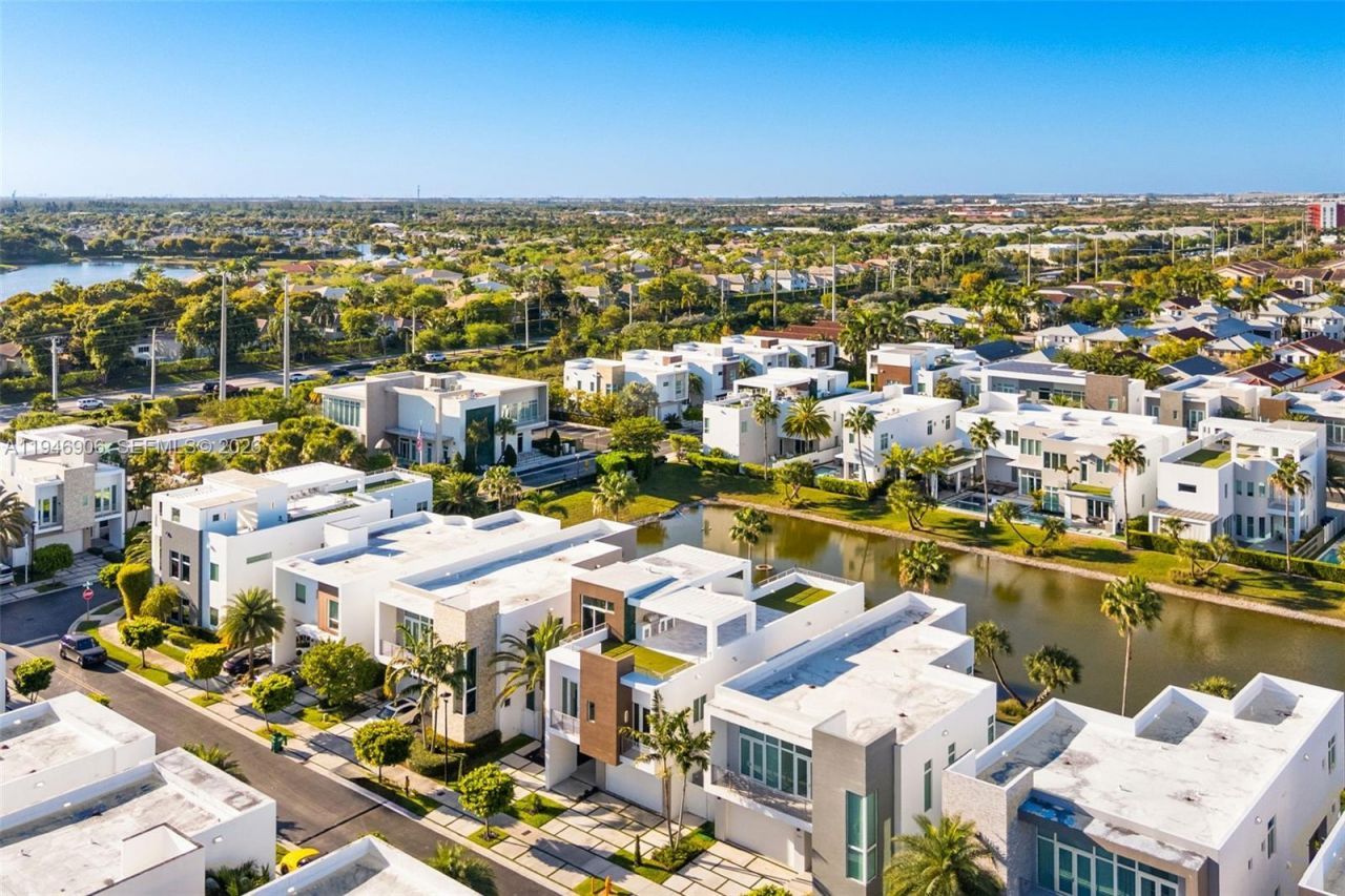 10561 NW 67th Ter, Doral, FL 33178 Photo