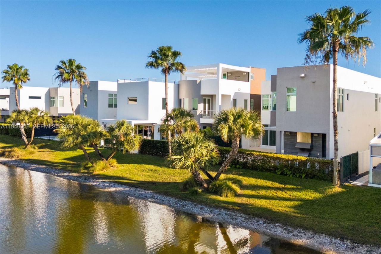 10561 NW 67th Ter, Doral, FL 33178 Photo