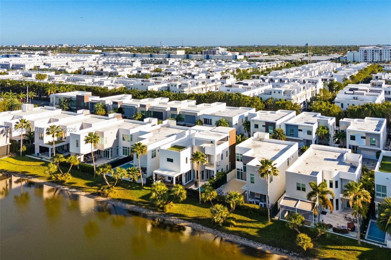 10561 NW 67th Ter, Doral, FL 33178 Photo