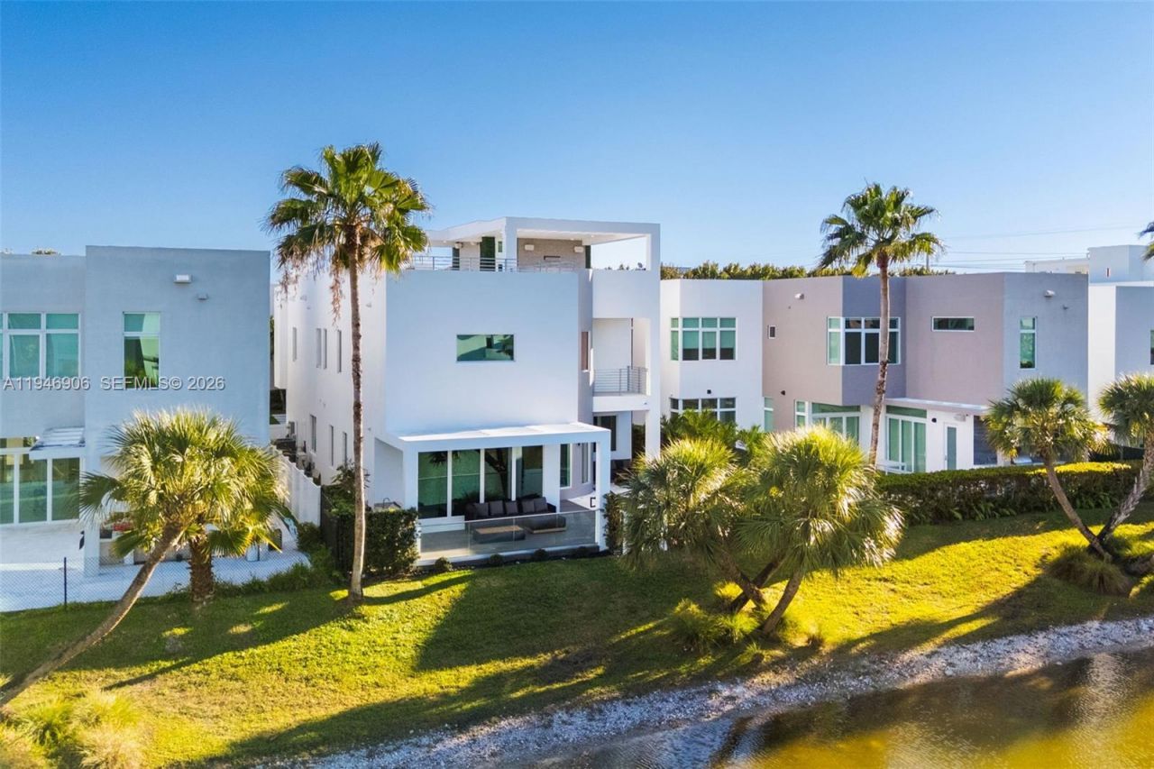 10561 NW 67th Ter, Doral, FL 33178 Photo