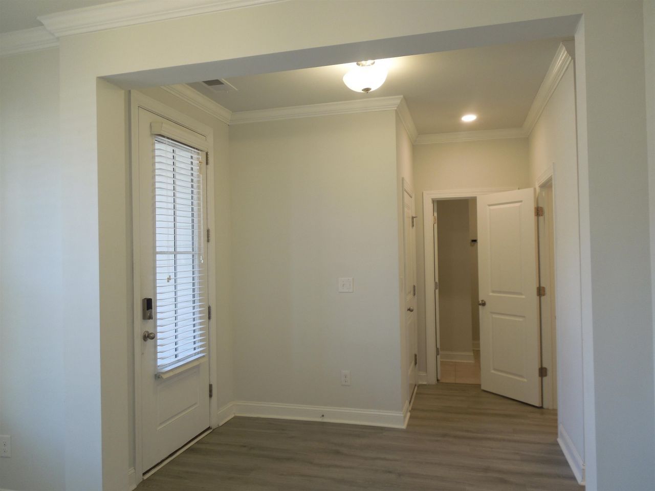 2409 Thoroughfare Dr. Photo 4