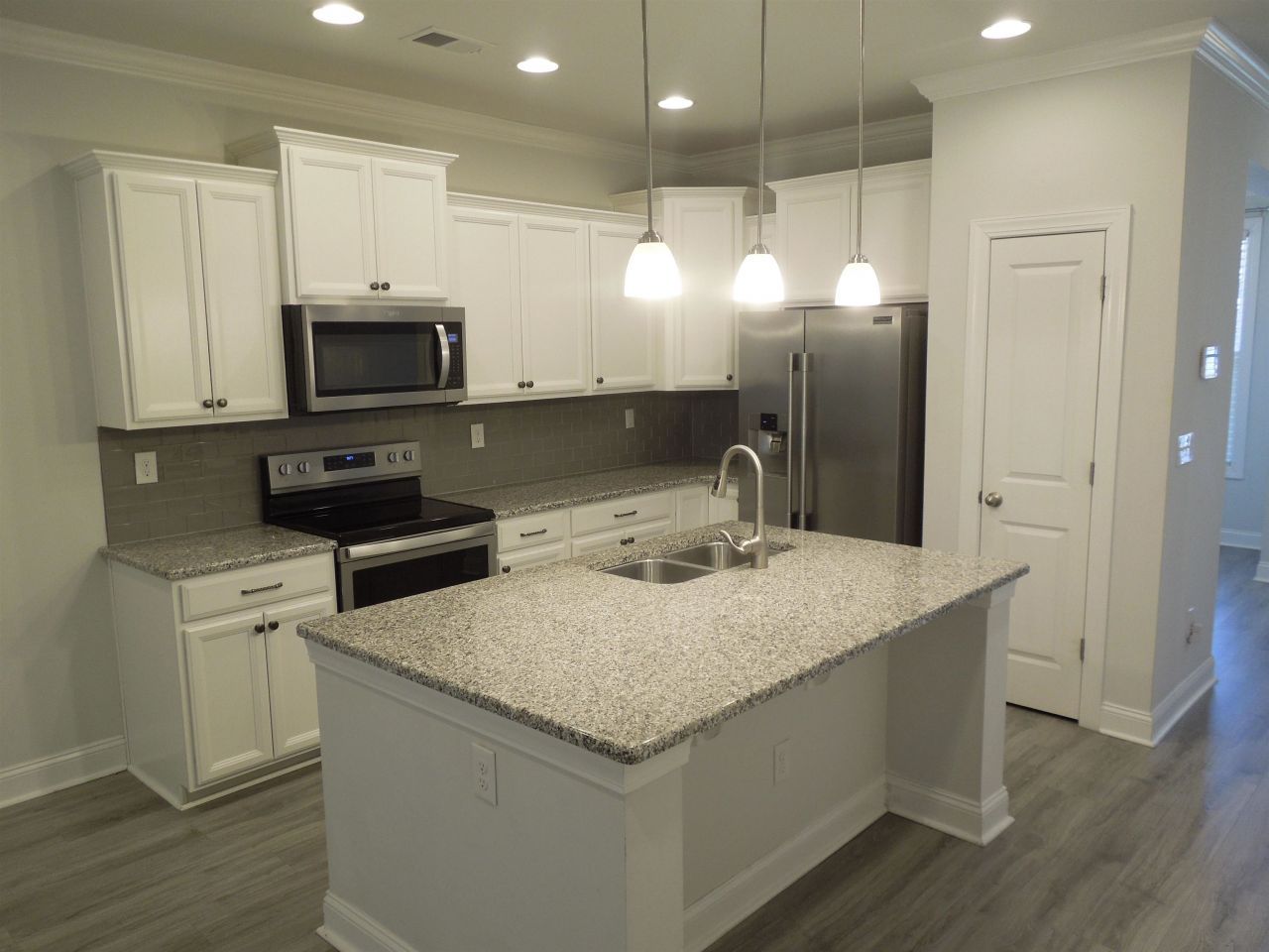 2409 Thoroughfare Dr. Photo 6