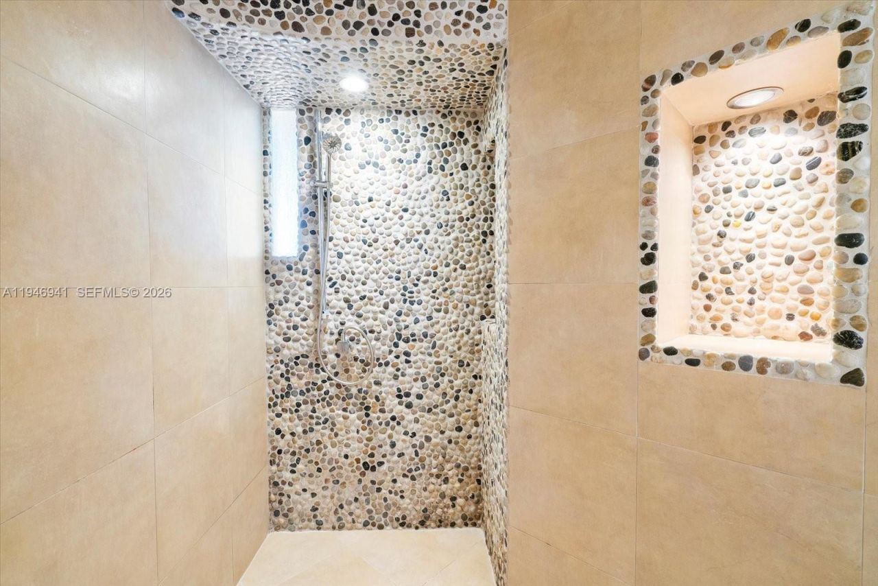 21205 NE 37th Ave, Unit 2204, Aventura, FL 33180 Photo