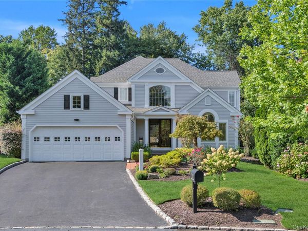 17 Evergreen Circle, Manhasset, NY 11030