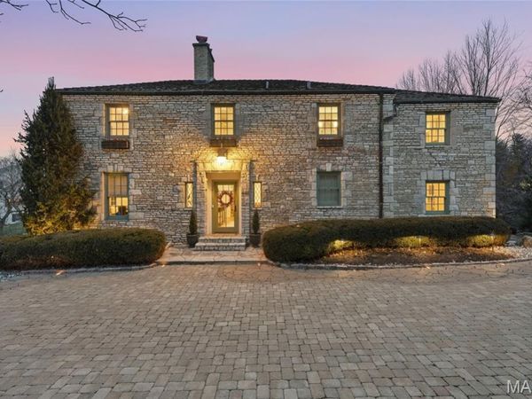 3 Countryside Lane, Frontenac, MO 63131