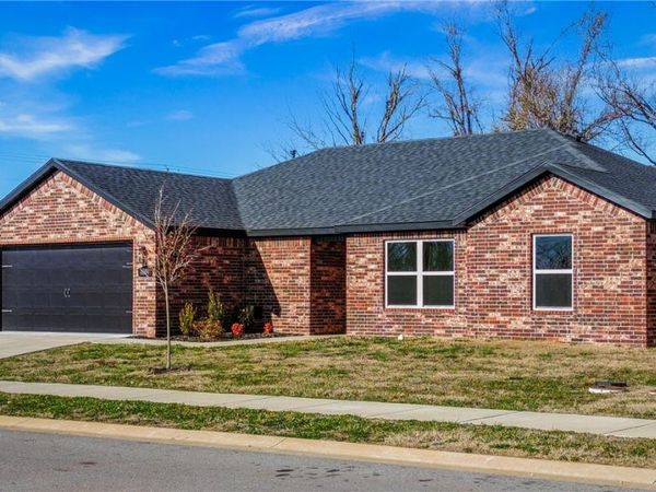 1000 Autumn Royal Avenue, Lowell, AR 72745