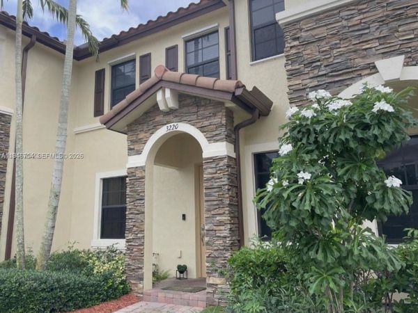 3220 SE 7th St , Homestead, FL 33033