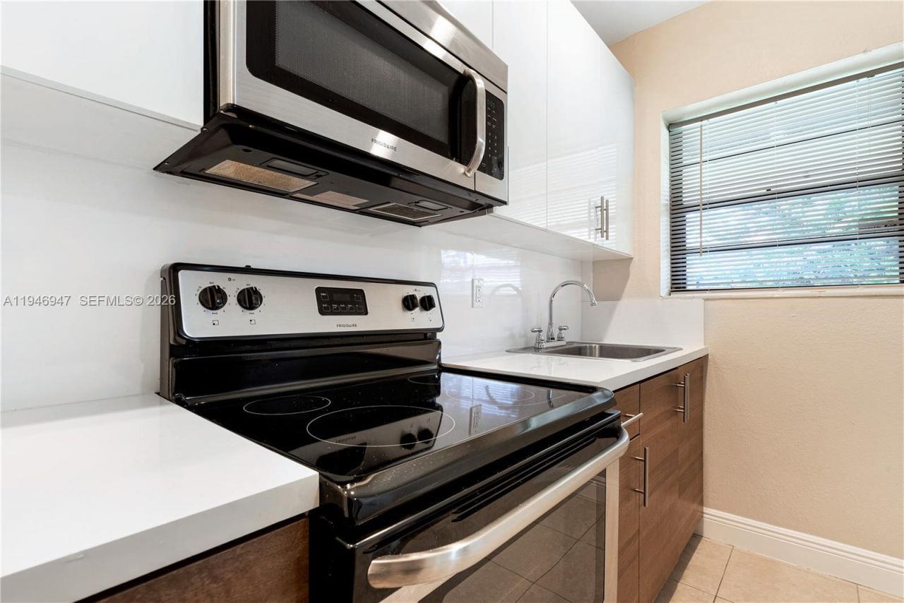 214 Salamanca Ave, Unit 2, Coral Gables, FL 33134 Photo