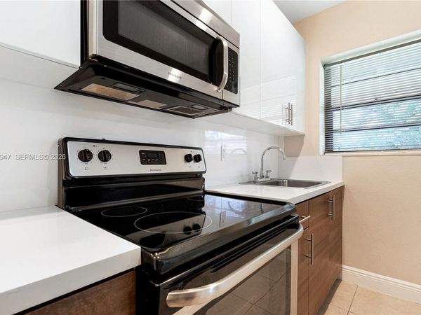 214 Salamanca Ave, Unit 2, Coral Gables, FL 33134