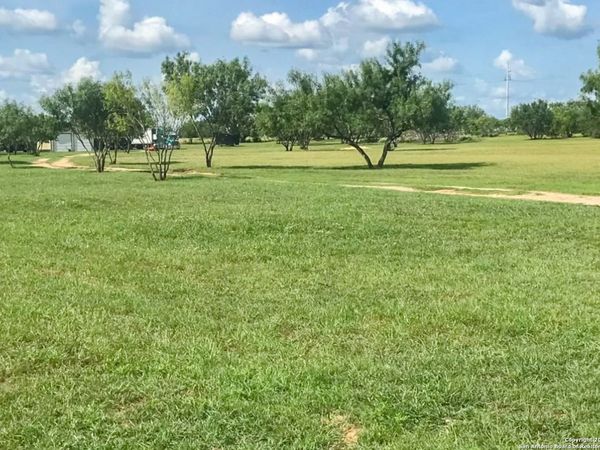 1460 County Road 1660, Moore, TX 78057