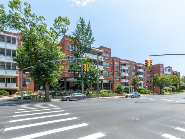 1 KENSINGTON GATE, Unit 302, Great Neck, NY 11021