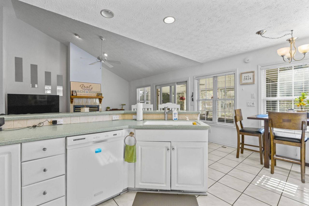 2110 N Berwick Dr. Photo 10