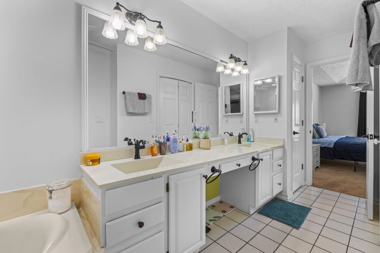 2110 N Berwick Dr. Photo 16